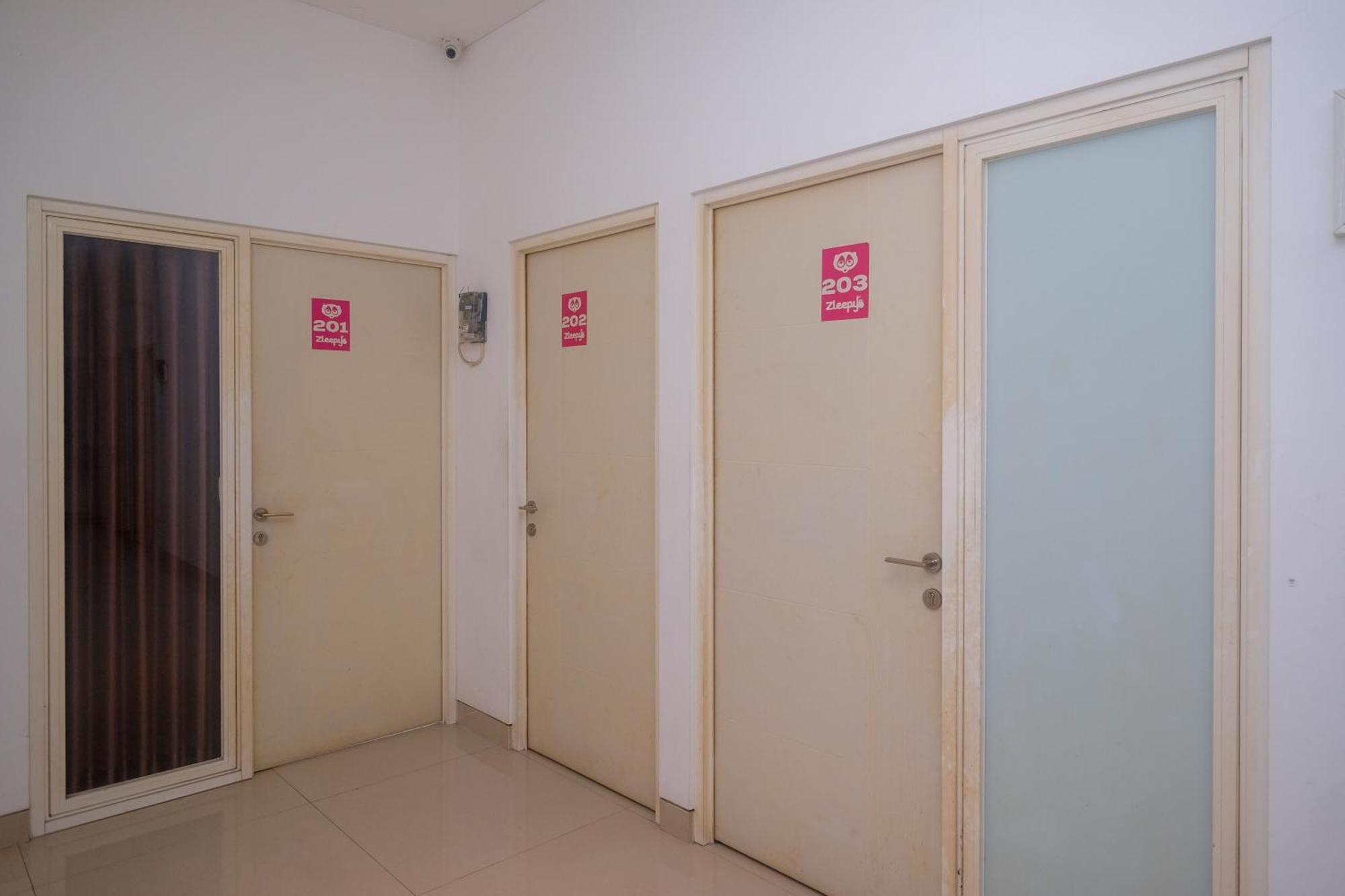 Reddoorz Syariah Near Simpang Lima Semarang Jomblang Exterior foto