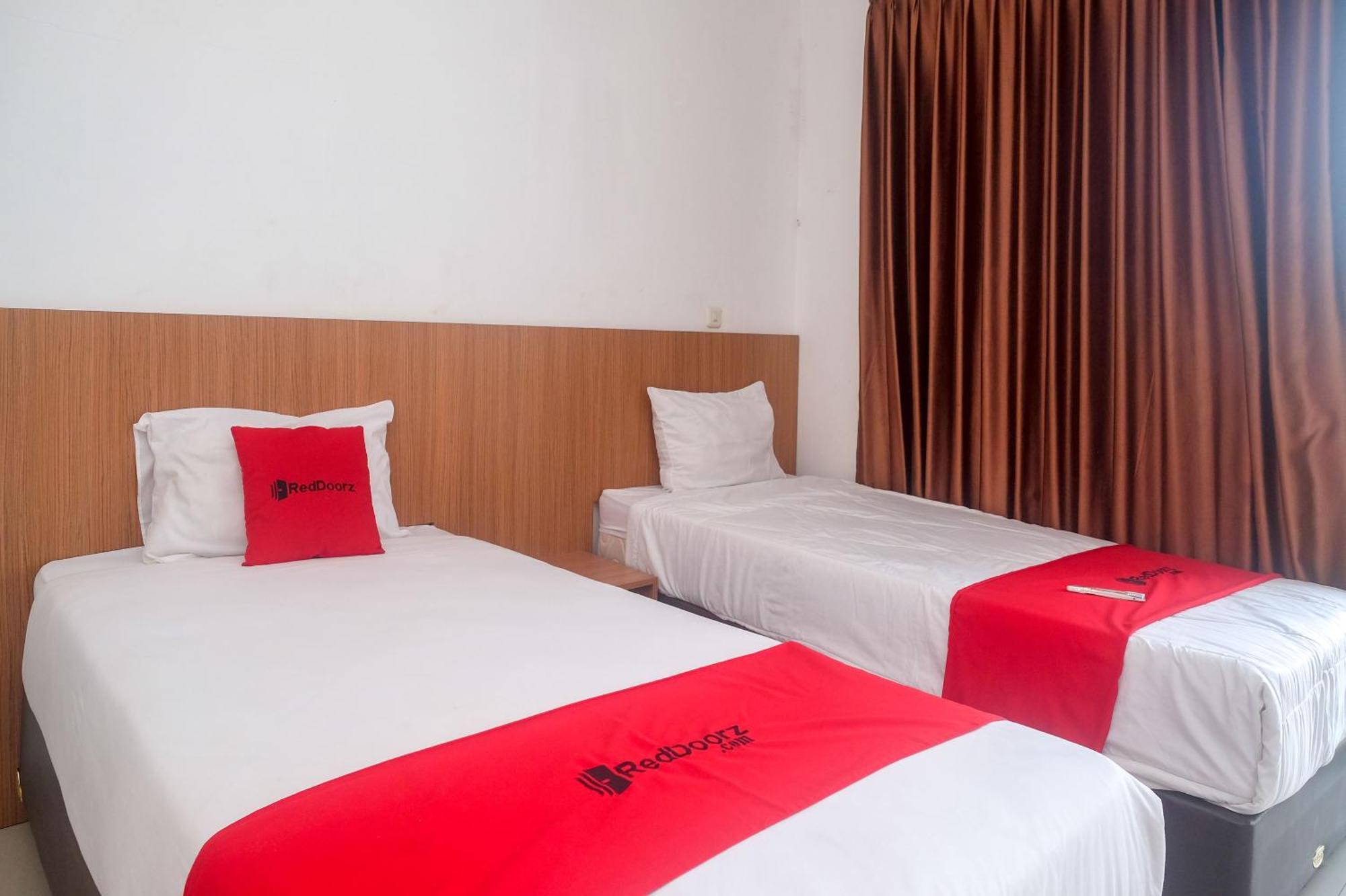 Reddoorz Syariah Near Simpang Lima Semarang Jomblang Exterior foto