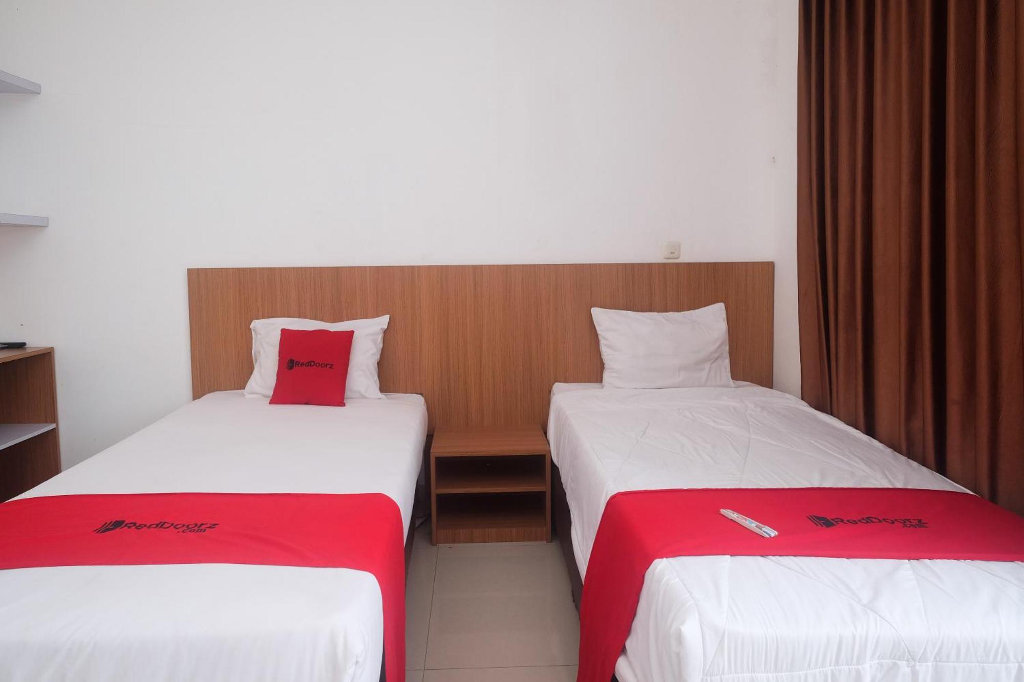Reddoorz Syariah Near Simpang Lima Semarang Jomblang Exterior foto